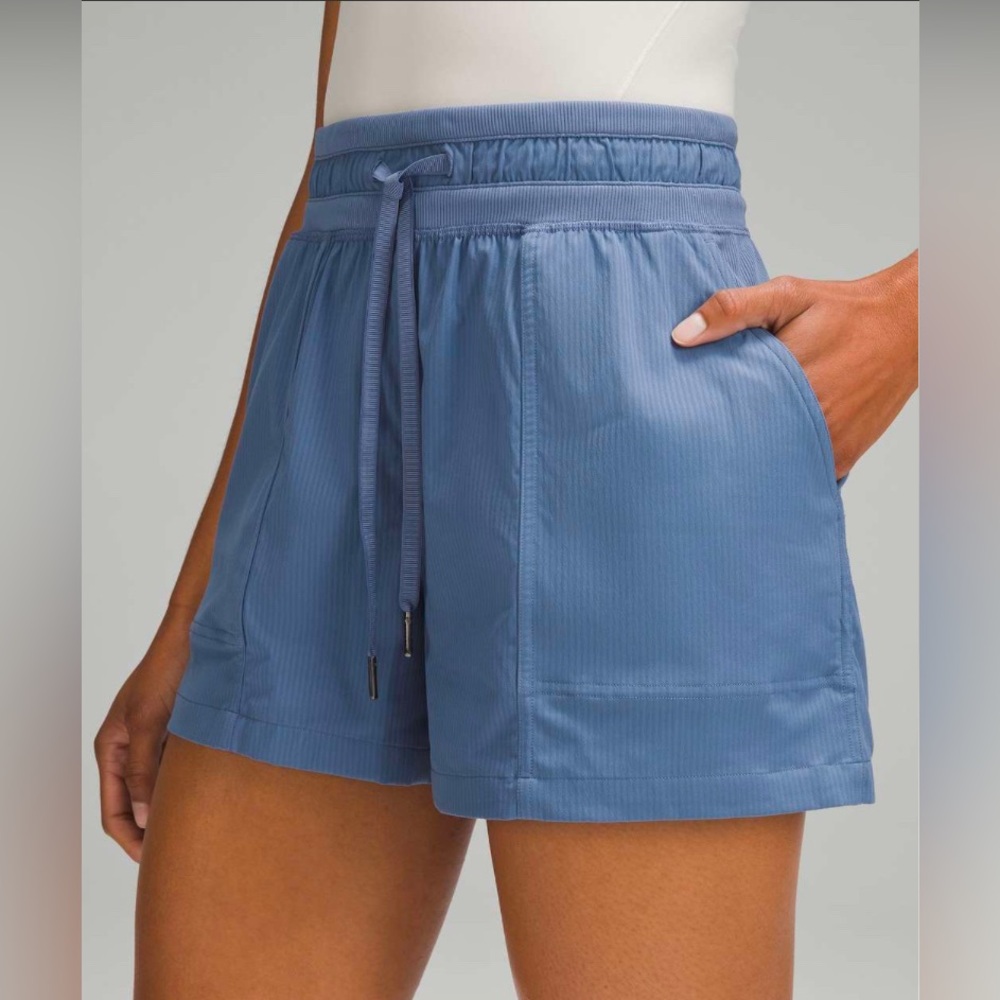 Lululemon Dance Studio High-Rise Short 3.5"
Oasis Blue size 4